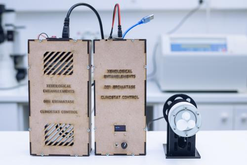 Open source clinostat in the BioTehna laboratoy @ Kersnikova Institute, during Adriana Knouf's Biofriction residency; credit Hana Jošić